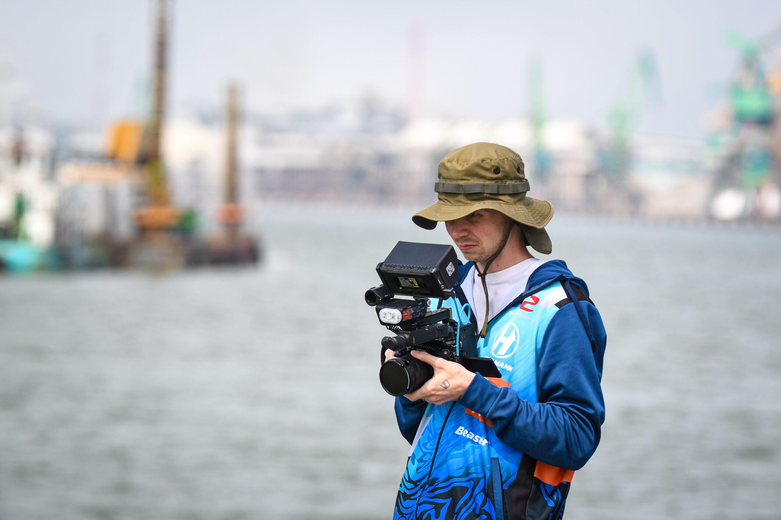 Filmspace video operatorius filmuoja prie vandens – dokumentikos filmavimas