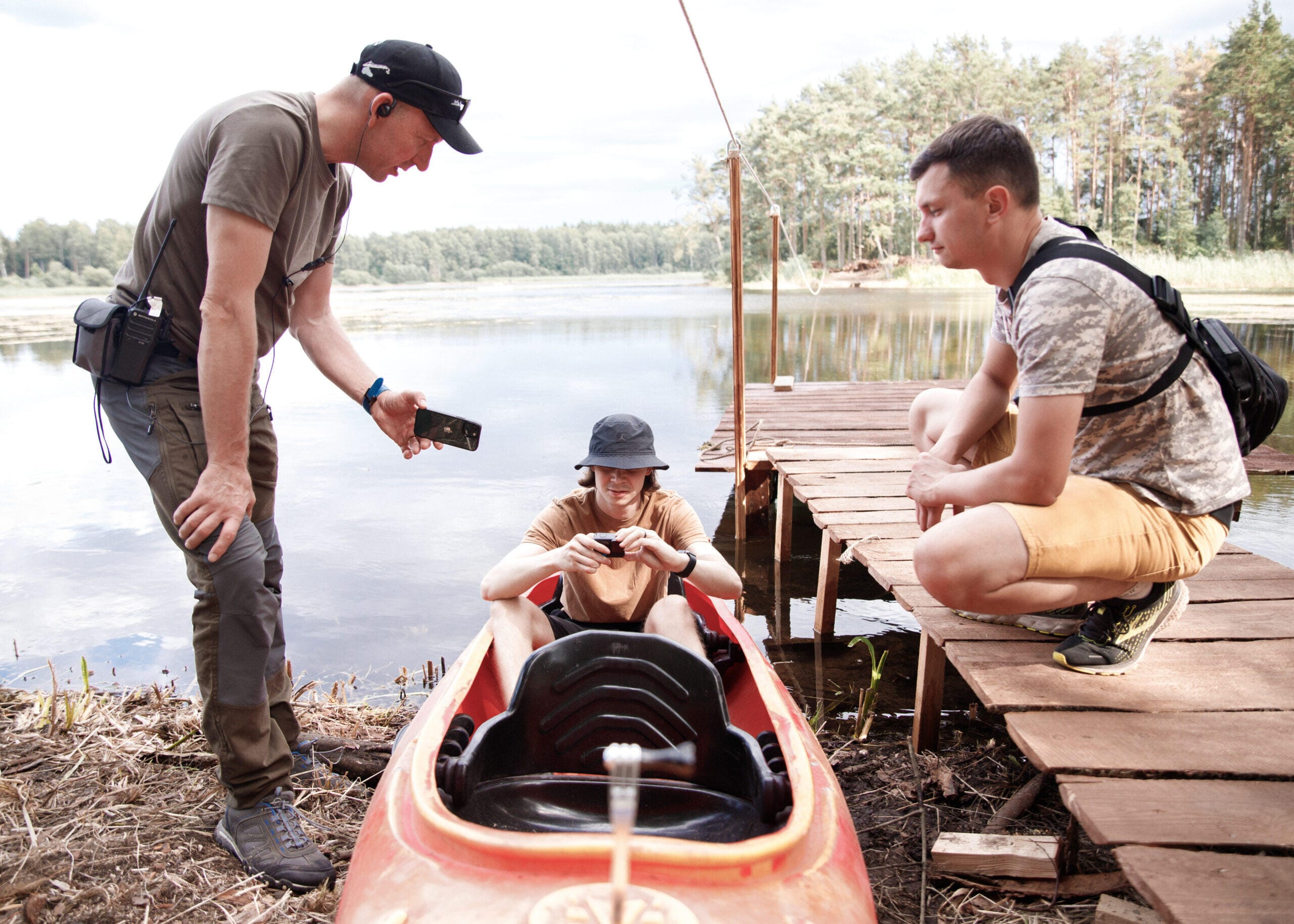 Žmonės valtimi plaukia ežeru – dokumentikos ir kelionių filmavimas