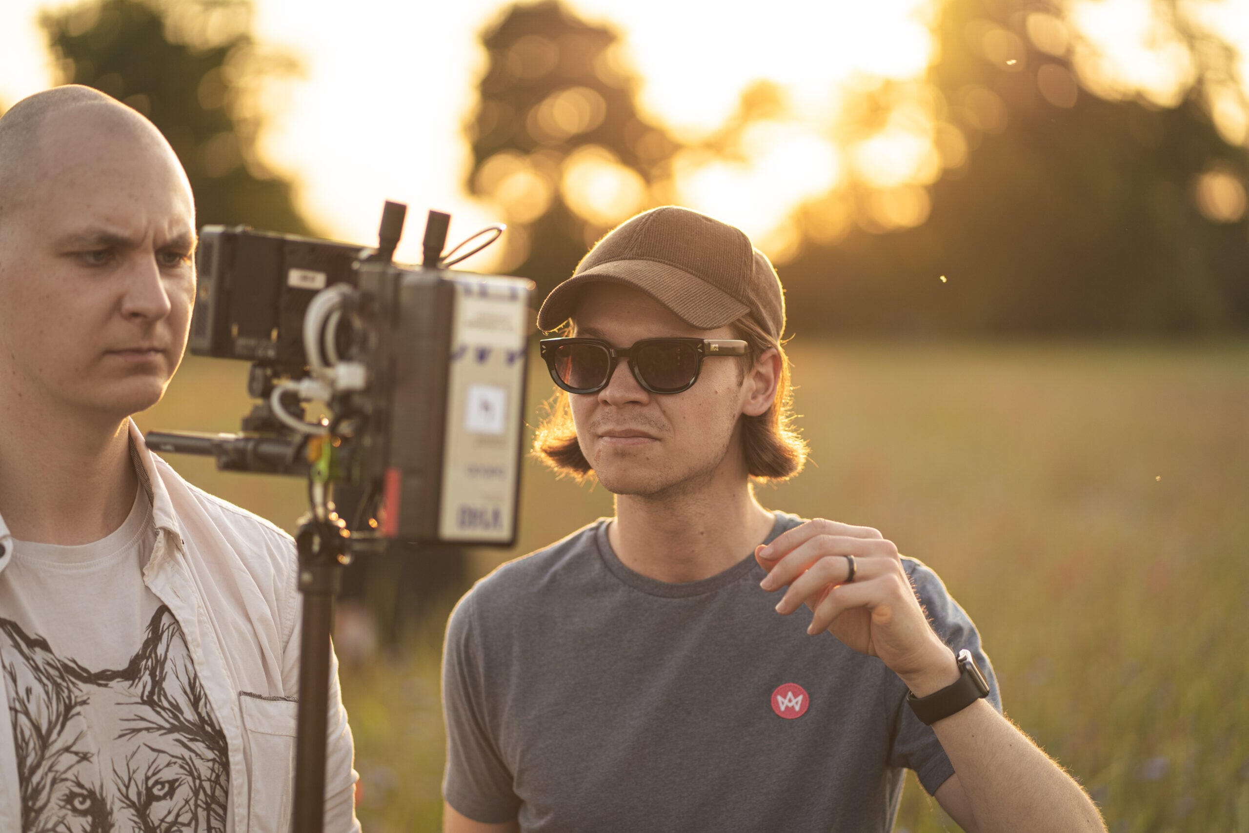 Video operatorius Benas Černiauskas filmuojantis lauke