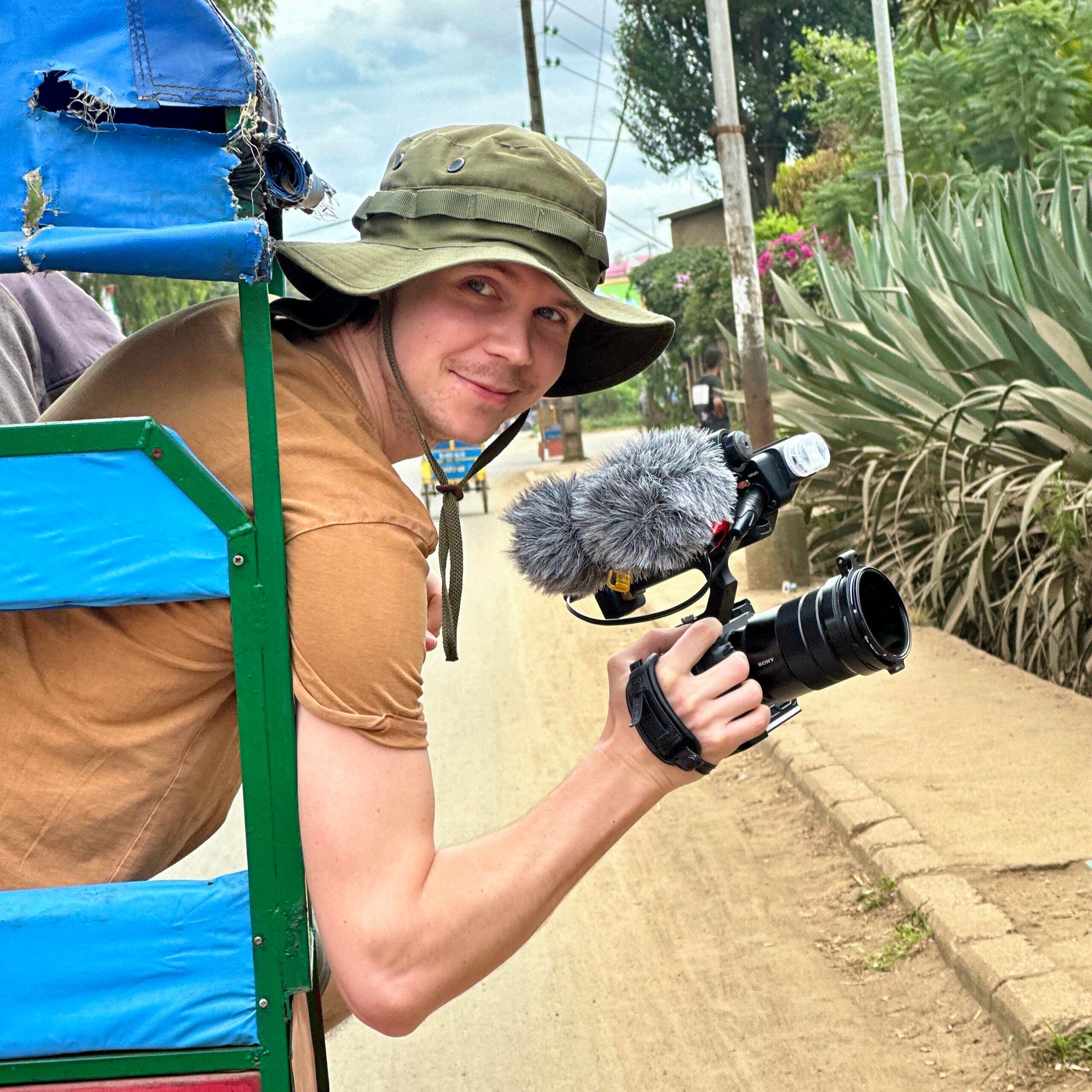 Video operatorius filmuoja Madagaskare su kamera – kelionės dokumentikos filmavimas