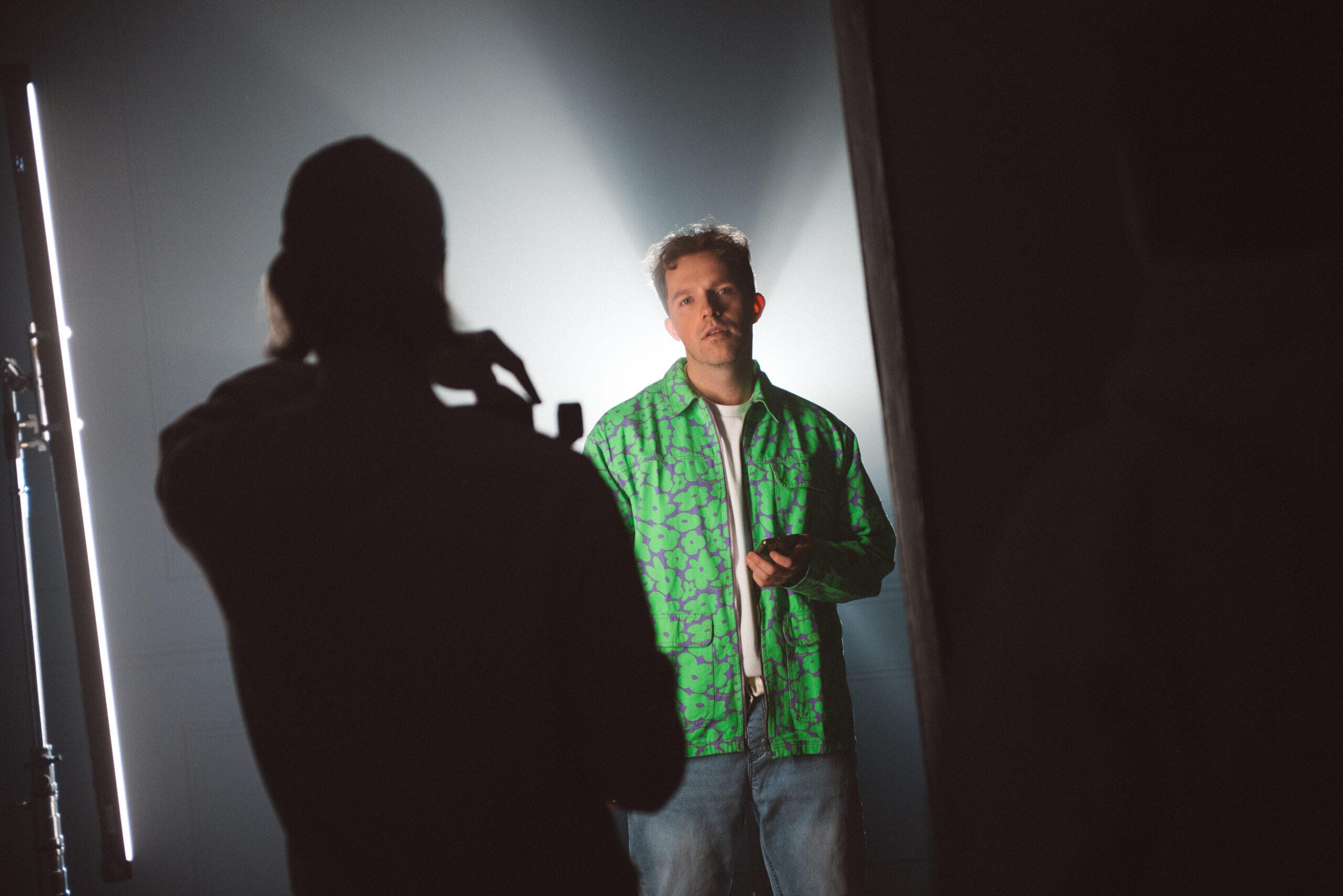 Kūrybinis filmavimo kadras su aktoriais ir šešėliais