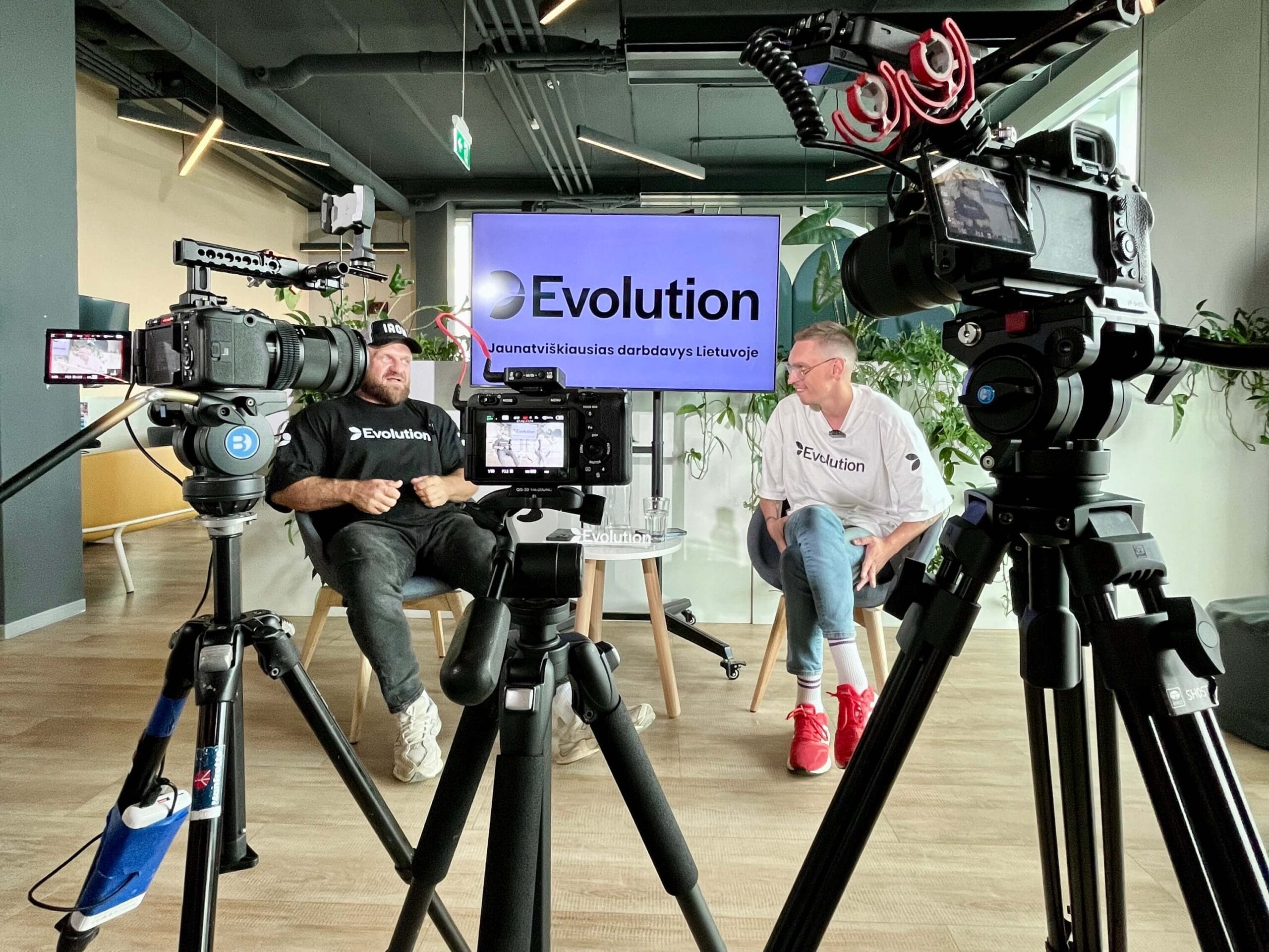 Kelių kamerų komplektas ant trikojų renginių filmavimui