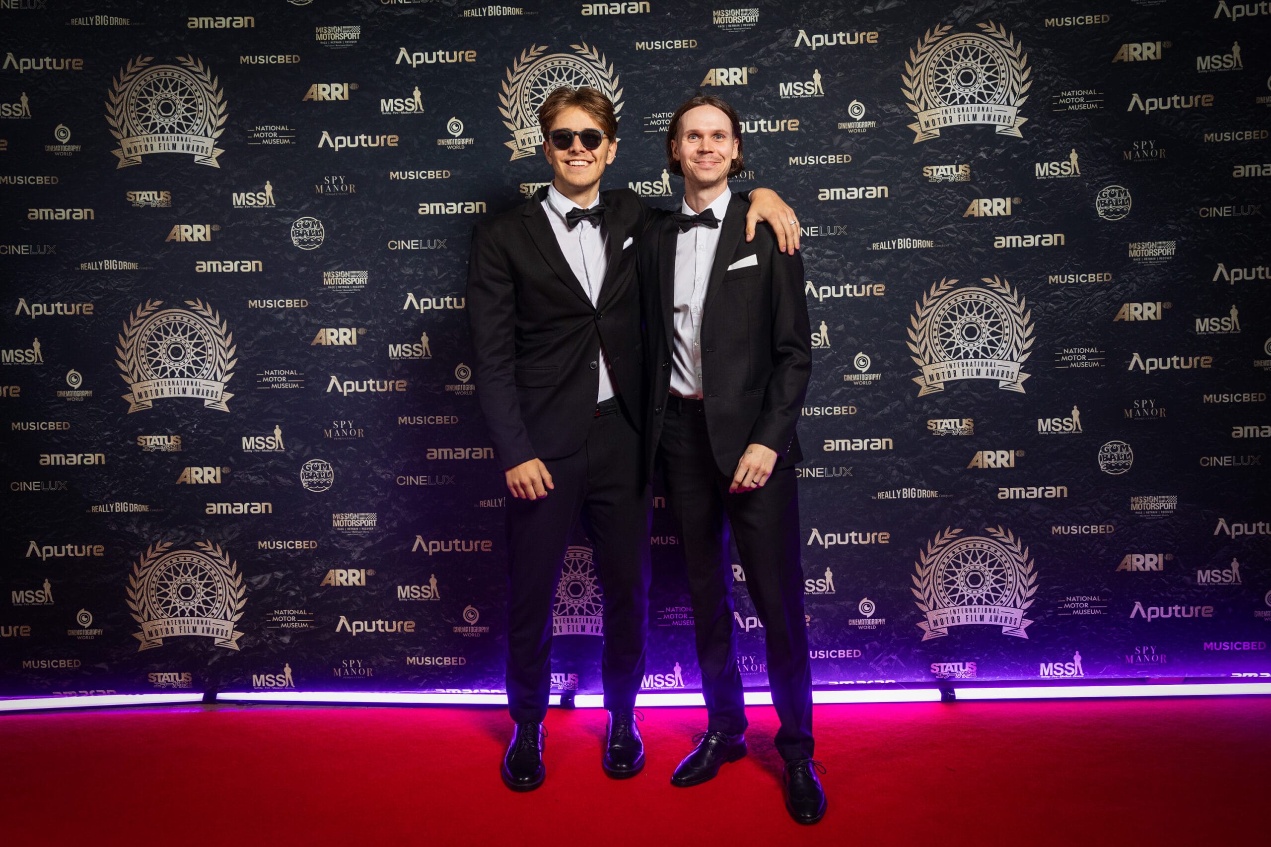 Filmspace komanda ant raudono kilimo renginio filmavime