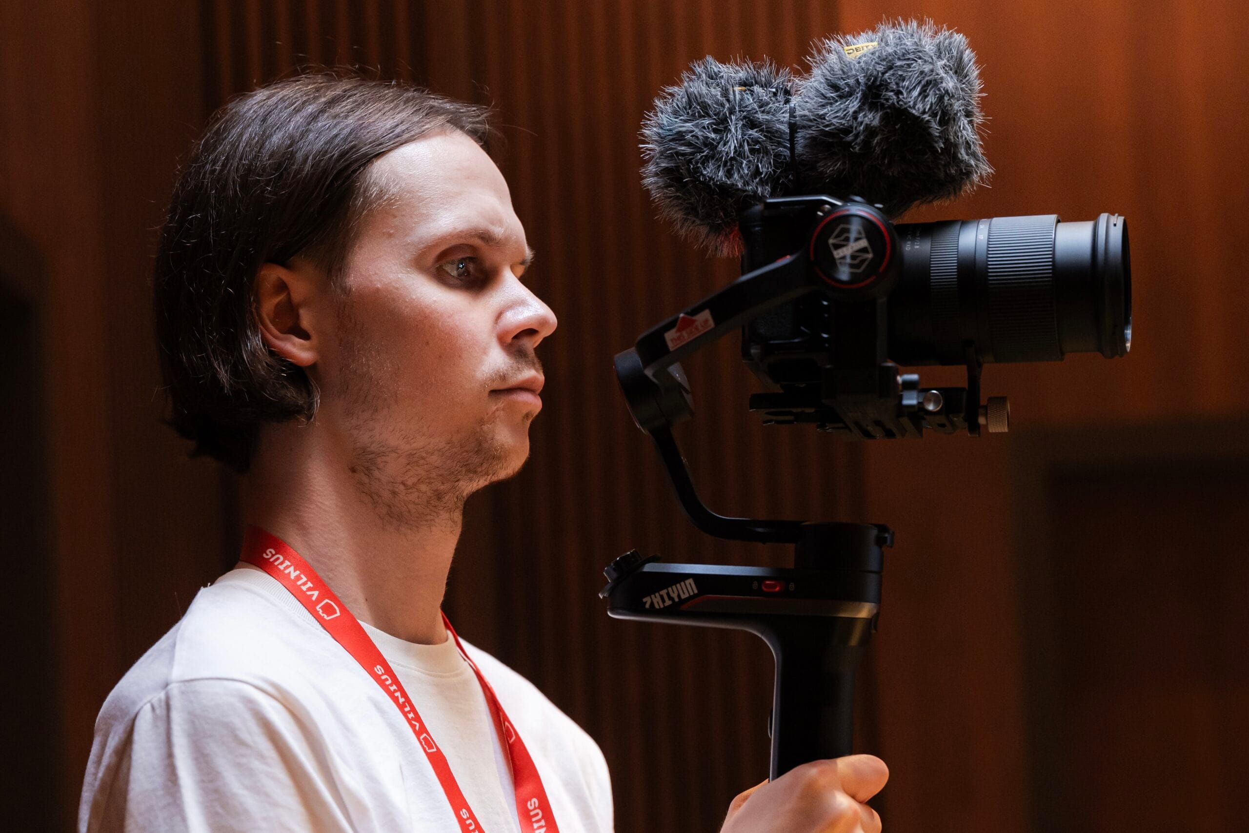 Su mikrofonu studijoje – TV laidų filmavimas